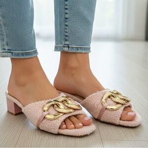 Juicy Couture Zumi Pink Sherpa Block Heel Slides Gold Chain Sandals 9 Slippers